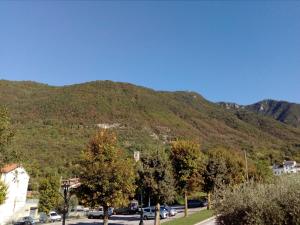 博尔索-德尔格拉帕Salvia e Timo Rooms的远处的山,在街上停车
