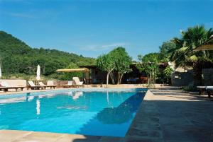 圣塔艾格尼丝科罗纳Hotel Rural Can Pujolet的一个带桌椅的大型蓝色游泳池