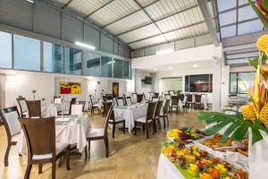 伊瓦格丹恩科姆贝玛酒店的用餐室配有桌椅和食物