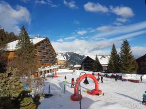安塞热Holidays Groupes Anzère的一群人在滑雪胜地的雪中玩耍