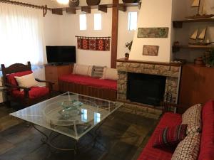 阿卡尼斯Villa Kazantzakis的客厅配有红色家具和壁炉