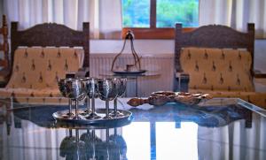 阿卡尼斯Villa Kazantzakis的玻璃桌,上面有酒杯