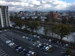 熊本熊本米尔帕曲酒店的享有停车场空中的景致,设有汽车