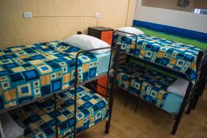 普罗格雷索Hostel Áabilo'ob的一间客房内配有两张双层床的房间