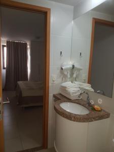 马塞约Rosa Branca Facilities Apartamentos的一间带水槽和镜子的浴室