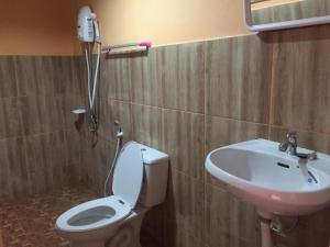 北碧布萨拉库姆度假酒店的一间带卫生间和水槽的浴室