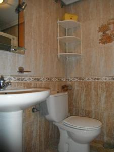 拉马他Apartment La Mata LM004的一间带卫生间和水槽的浴室