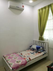阿罗士打巴拉卡民宿的一间卧室配有一张带毯子的床和窗户