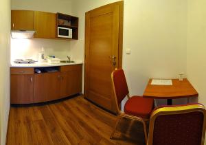 利普托斯基米库拉斯乔珀克膳食公寓酒店的小房间设有桌子和厨房