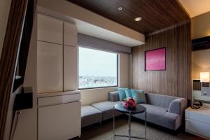 川崎川崎日航酒店的带沙发和窗户的客厅