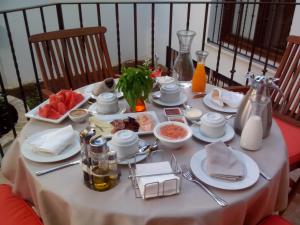 格拉纳达迪哈拉旅馆的一张桌子,上面有白色的桌布,上面有食物