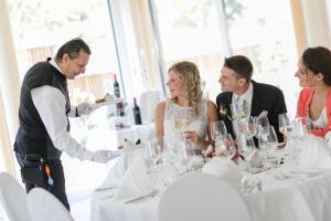 米特尔巴赫R&R Residenzen HOTEL的婚礼招待会提供新娘和新郎的葡萄酒
