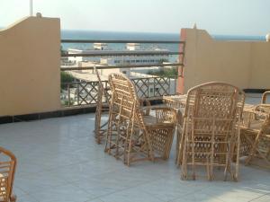 赫尔格达赫尔格达戴安娜酒店的阳台上的一组桌椅