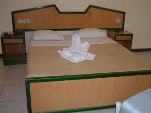 赫尔格达赫尔格达戴安娜酒店的一张大床,上面有白色毛巾