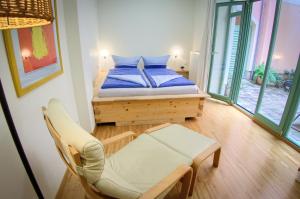 德累斯顿Fewo CANALETTO im Stadtzentrum的一间小卧室,配有一张床和一把椅子