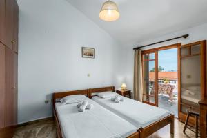 波罗斯Areti Apartments的一间卧室设有一张床和一个阳台