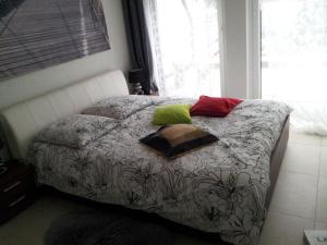 洛桑Swissart | Lake View的卧室内的一张带几个枕头的床