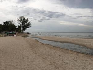 七岩Mida de Sea Residence Hua Hin的沙滩上,有船在水里