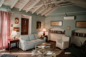 卡莫纳Cortijo Santa Clara的客厅配有沙发和桌子