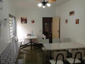 里贝朗普雷托Hostel Araucaria的客厅设有桌椅和天花板。