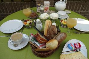 弗莱门凡哥特住宿加早餐旅馆的一张桌子,上面放着一篮面包和咖啡