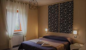 萨莱诺Villa Oreste的一间卧室配有带毛巾的床