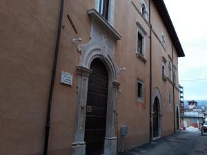拉奎拉B&B Palazzo Cappa的大楼入口,有门