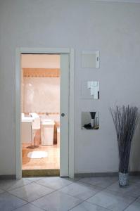 萨莱诺Villa Oreste的一间设有通往浴室的门的房间
