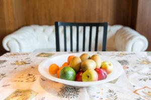 威尼斯伊尔茉莉诺公寓的桌椅上的一碗水果