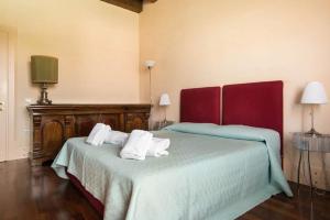 威尼斯伊尔茉莉诺公寓的一间卧室配有两张床和白色毛巾。