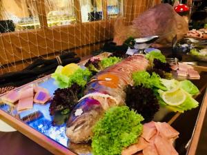 哈伦贝格Hotel Haus Wiesengrund的桌上的鱼和蔬菜托盘