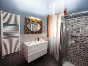费拉约港al 28 B&B的浴室设有白色水槽和镜子