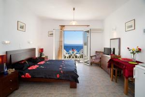 弗拉哈塔夏梦酒店的一间卧室配有一张床,享有海景