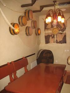 切尔诺夫策尊贵俱乐部酒店的一间带木桌和壁炉的用餐室