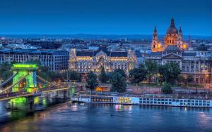布达佩斯Parliament Apartment的城市天际线,河上方有桥