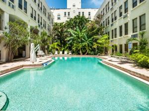 棕榈滩Tropical Palm Beach 2 Bedroom 2 Bathroom Suite POOL -BEACH 2 Blocks Valet Parking Included的大楼中央的大型游泳池