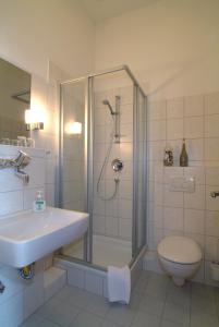 维斯马维斯马餐厅及酒店的带淋浴、盥洗盆和卫生间的浴室