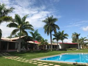 莫约班巴Altavista Casahotel - Asociado Casa Andina的一座带游泳池和棕榈树的房子