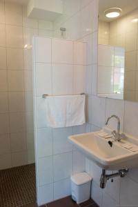 贝克贝亨斯图佩尔堡酒店的白色的浴室设有水槽和镜子