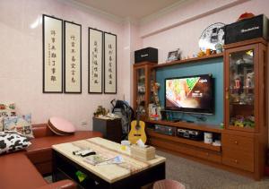 东港东港许愿宿民宿的带沙发和电视的客厅