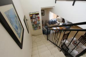 德班特索日诺住宿加早餐酒店的楼梯通往带沙发的客厅