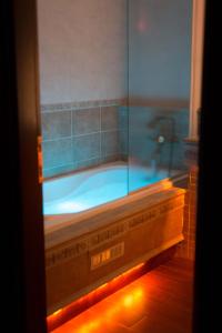 维尔吉纳Estate Kalaitzis的一间带玻璃窗户和浴缸的浴室
