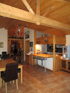 维克维尔里尔宾馆的厨房设有木制天花板和桌椅