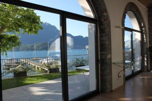 莱泽诺I Platani的客房设有一个享有水景的窗户。