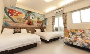 吉安遊山水民宿的酒店客房,设有两张床和一张沙发