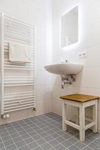 济里克泽de Zeeuwse Hemel的白色的浴室设有水槽和桌子