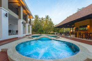 蔻立The Retreat Khaolak Resort - SHA Extra Plus的房屋中间的游泳池
