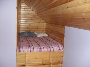 Kolonia PohulankaPohulanka - Białowieża的小木屋内一间卧室,配有一张床