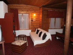 Áyios Nikólaos斯提瓦提木屋公寓的小木屋内一间卧室,配有一张床