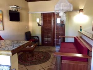 卡纳维埃拉斯巴伊亚多美居酒店的客厅配有沙发和桌子